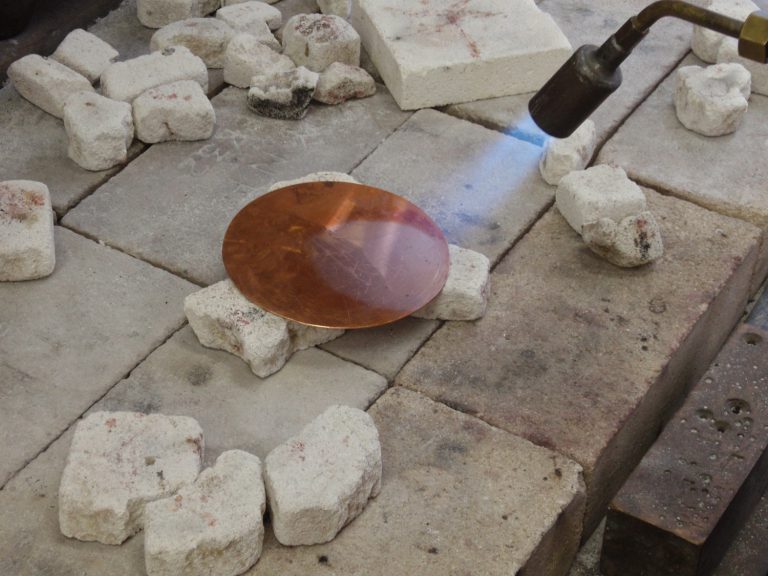 ③焼きなまし（約600度の熱で柔らかくする） | 金属工芸工房 ARTIS 鍛金・彫金 Metal Works